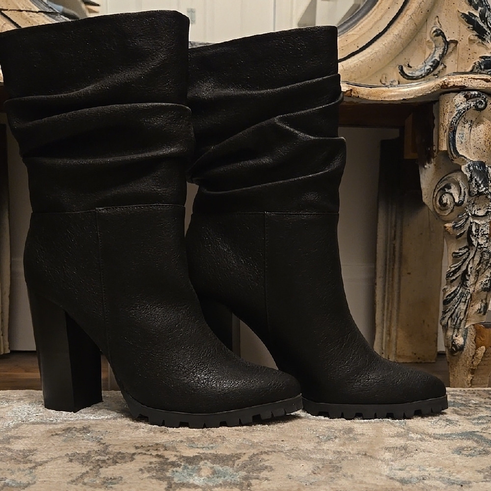 NWOT Black Pebbled Leather Heeled Boots with Chunky Heel